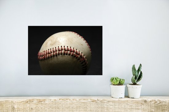 Affiche - Une vieille balle de baseball sur fond sombre - 30x20 cm