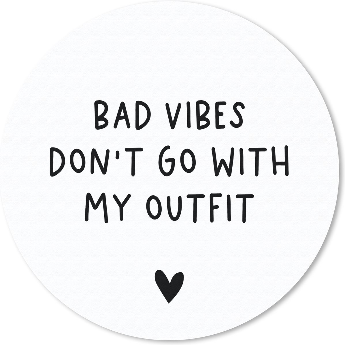 Muismat rond 20x20 cm - Mousepad Engelse quote "Bad vibes don't go with my outfit" met een hartje tegen een zwarte achtergrond - Ronde muismatten