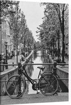 Oude Opoefiets op een brug van een Amsterdams kanaal - Foto op Canvas - 75 x 100 cm