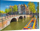 Rondvaartboot langs de grachtenpanden van Amsterdam - Foto op Canvas - 90 x 60 cm