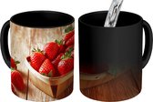 Magische Mok - Foto op Warmte Mok - Aardbei - Tafel - Fruit - 350 ML