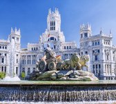 La célèbre fontaine de Cibeles un jour d'été à Madrid - Papier peint photo (en ruelles) - 450 x 260 cm