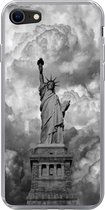 Geschikt voor iPhone 7 hoesje - Vrijheidsbeeld in New York op een bewolkte dag in zwart-wit - Siliconen Telefoonhoesje