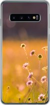 Geschikt voor Samsung Galaxy S10 hoesje - Bloemen - Licht - Roze - Siliconen Telefoonhoesje