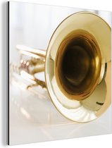 Wanddecoratie Metaal - Aluminium Schilderij Industrieel - Close-up van een gouden trompet - 50x50 cm - Dibond - Foto op aluminium - Industriële muurdecoratie - Voor de woonkamer/slaapkamer