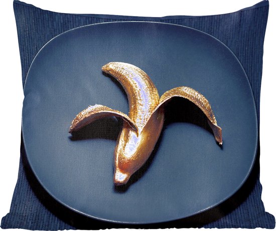 Banane dorée sur fond sombre