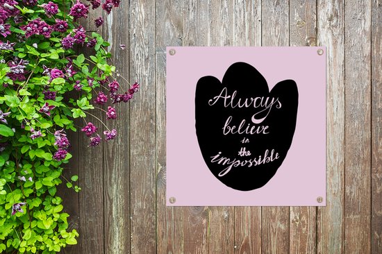 Tuinposter 50x50 cm - Tuindecoratie Always believe in the impossible - Roze - Spreuken - Quotes - Poster voor in de tuin - Buiten decoratie - Schutting tuinschilderij - Tuindoek muurdecoratie - Wanddecoratie balkondoek