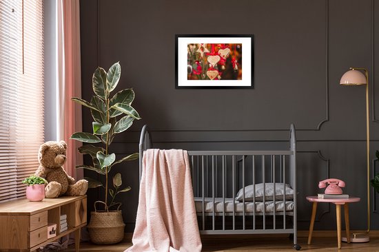 Photo en cadre - La décoration coeur suspendu sur le marché de Trent pendant Noël Cadre photo noir avec passe-partout blanc, moyen 60x40 cm - Affiche sous cadre (Décoration murale salon / chambre)