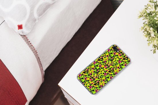 Telefoonhoesje Geschikt voor iPhone 7 hoesje - Dierenprint - Panter - Neon - Geel - Siliconen Telefoonhoesje Telefoonhoesje