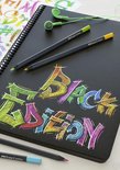 Zwart schetsboek met graffiti "Black Edition" in felle kleuren, twee zwarte potloden en een groen oortje.