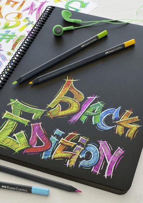 Zwart schetsboek met graffiti "Black Edition" in felle kleuren, twee zwarte potloden en een groen oortje.
