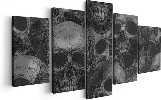 Toile en cinq panneaux représentant une impression esquissée de crânes empilés en noir et blanc.