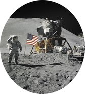 Astronaut salutes beside U.S. flag (maanlanding) - Foto op Dibond - ⌀ 60 cm