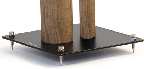 Detail van de zwarte metalen voet van een houten luidsprekerstandaard, met vier verstelbare pinnen.