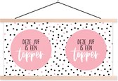 Posterhanger incl. Poster 120x60 cm - Schoolplaat - Quote - Juf bedankt - Leerkracht - Stippen - Spreuken - Deze juf is een topper - Textielposter - Blanke latten
