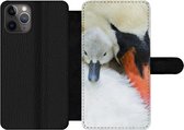 Bookcase Geschikt voor iPhone 11 Pro Max telefoonhoesje - Zwaan - Kuiken - Macro - Met vakjes - Wallet case met magneetsluiting