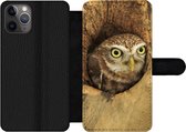 Bookcase Geschikt voor iPhone 11 Pro telefoonhoesje - Bruine uil kijkt uit een gat in een boom - Met vakjes - Wallet case met magneetsluiting