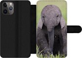 Bookcase Geschikt voor iPhone 11 Pro Max telefoonhoesje - Olifant - Baby - Dieren - Gras - Natuur - Met vakjes - Wallet case met magneetsluiting