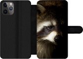 Bookcase Geschikt voor iPhone 11 Pro telefoonhoesje - Wasbeer - Wilde dieren - Zwart - Met vakjes - Wallet case met magneetsluiting