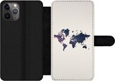 Bookcase Geschikt voor iPhone 11 Pro telefoonhoesje - Wereldkaart - Licht - Rood - Met vakjes - Wallet case met magneetsluiting