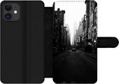 Bookcase Geschikt voor iPhone 11 telefoonhoesje - Auto rijdt door een rustige straat in New York in zwart-wit - Met vakjes - Wallet case met magneetsluiting