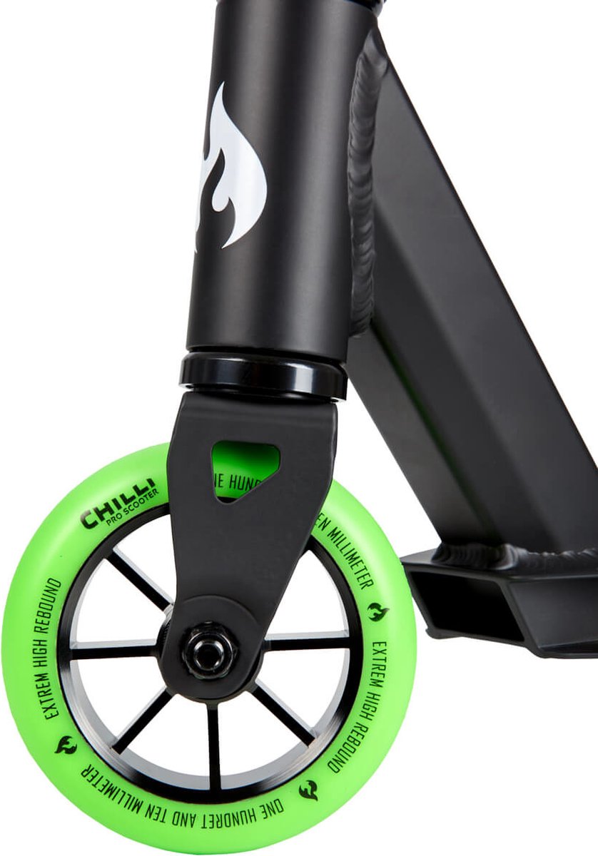 Chilli Base stuntstep - zwart / groen - 110mm wielen