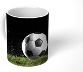 Mok - Voetbal in het gras - 350 ML - Beker - Uitdeelcadeautjes