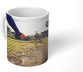 Mok - Jongen schiet op doel - 350 ML - Beker - Uitdeelcadeautjes
