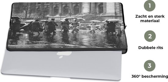 Pochette ordinateur 15 pouces 38x29 cm - New York Luxurydeco - Pochette Macbook & Laptop Les gens marchant dans la rue sous la pluie à New York -noir et blanc - Pochette ordinateur avec photo
