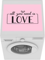 Wasmachine beschermer mat - Quote ''all you need is love'' tegen roze achtergrond - Breedte 55 cm x hoogte 45 cm