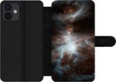 Bookcase Geschikt voor iPhone 12 telefoonhoesje - Galaxy - Planeet - Sterren - Met vakjes - Wallet case met magneetsluiting