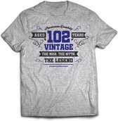 102 Jaar Legend - Feest kado T-Shirt Heren / Dames - Antraciet Grijs / Donker Blauw - Perfect Verjaardag Cadeau Shirt - grappige Spreuken, Zinnen en Teksten. Maat L