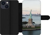 Bookcase Geschikt voor iPhone 13 Mini telefoonhoesje - New York - Vrijheidsbeeld - Amerika - Met vakjes - Wallet case met magneetsluiting