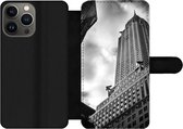 Bookcase Geschikt voor iPhone 13 Pro Max telefoonhoesje - Chrysler Gebouw in New York vanaf de onderkant gemaakt in zwart-wit - Met vakjes - Wallet case met magneetsluiting