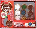 Doos van de "Wooden Slice and Bake Cookie Set" van Melissa & Doug, met houten koekjes, bakplaat, ovenwant en spatels.