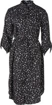 Dames zwarte jurk 3/4 mouwen met kraag, knopen, strik-ceintuur  met wit/pastel blauwe print | Maat XL