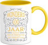 100 Jaar Legendarische Gebrouwen Mok met tekst | Goud - Zilver | Grappig Verjaardag Beker Cadeau | Bedrukte Mokken | Geel | 330 ML