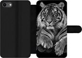 Bookcase Geschikt voor iPhone 7 telefoonhoesje - Sumatraanse tijger op zwarte achtergrond in zwart-wit - Met vakjes - Wallet case met magneetsluiting