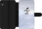 Bookcase Geschikt voor iPhone XR telefoonhoesje - Pinguïn - IJs - Winter - Met vakjes - Wallet case met magneetsluiting