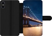 Bookcase Geschikt voor iPhone XS telefoonhoesje - New York - Manhattan - Maan - Met vakjes - Wallet case met magneetsluiting