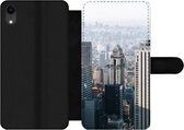 Bookcase iPhone XR Bookcase - New York - Skyline - Fog - Avec compartiments - Étui portefeuille avec fermeture magnétique