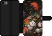 Bookcase Geschikt voor iPhone 8 telefoonhoesje - Stilleven met bloemen en een horloge - Schilderij van Abraham Mignon - Met vakjes - Wallet case met magneetsluiting
