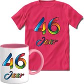 46 Jaar Vrolijke Verjaadag T-shirt met mok giftset Roze | Verjaardag cadeau pakket set | Grappig feest shirt Heren – Dames – Unisex kleding | Koffie en thee mok | Maat XL