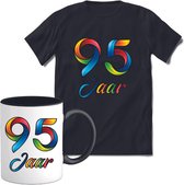 95 Jaar Vrolijke Verjaadag T-shirt met mok giftset Zwart | Verjaardag cadeau pakket set | Grappig feest shirt Heren – Dames – Unisex kleding | Koffie en thee mok | Maat XL