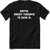 Omdat therapie te duur is T-Shirt Heren / Dames - Perfect koffie ochtend Shirt cadeau - koffiebonen spreuken teksten en grappige zinnen Maat M