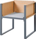 Een beige tuinstoel met een grijs metalen frame en rotan zijkanten, op een witte achtergrond.