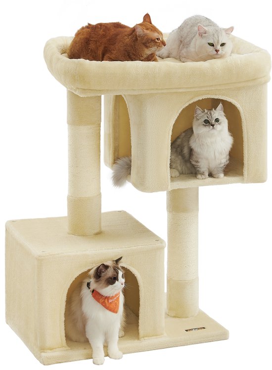 Een crèmekleurige krabpaal met drie katten, elk in een ander gedeelte van de paal.