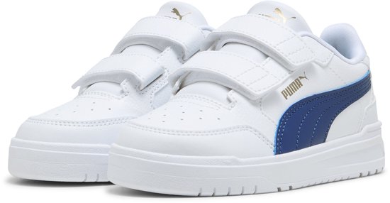 Twee witte kindersneakers met blauwe PUMA-streep en gouden logo's, sluitingen met klittenband.