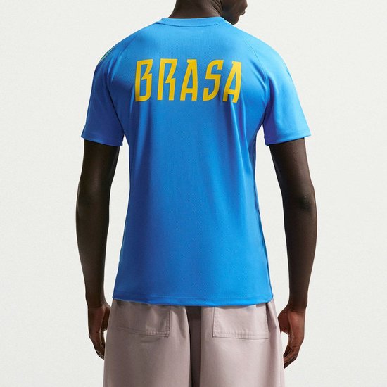 Blauw sportshirt met gele tekst "BRASA" op de rug.