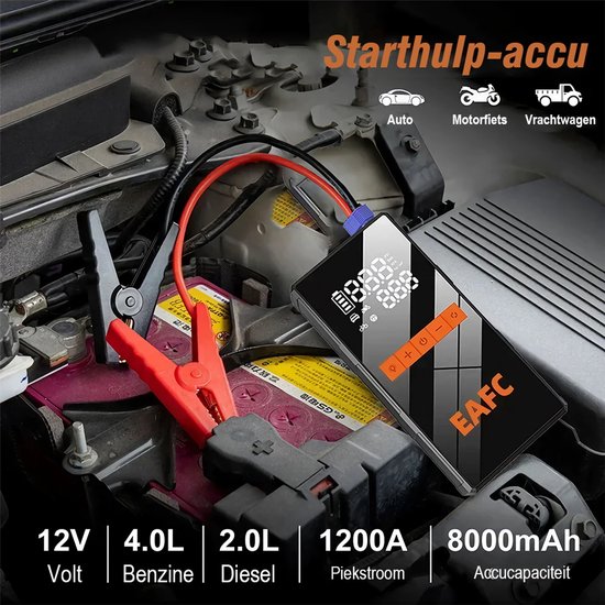 EAFC startbooster met rode en zwarte klemmen aangesloten op een autobatterij. Geschikt voor auto, motor en vrachtwagen.
